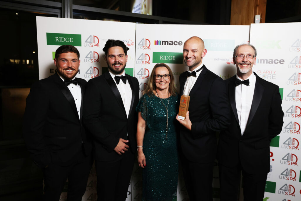 40 UKSPA – ed nix 053 Photo of the Sci-Tech Daresbury and STFC team holding the UKSPA award