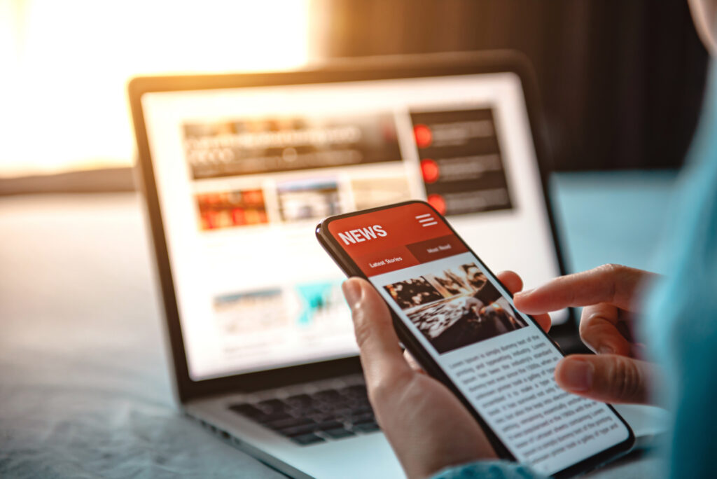 Online,新闻,On,A,Smartphone.,Mockup,Website.,Woman,Reading,新闻